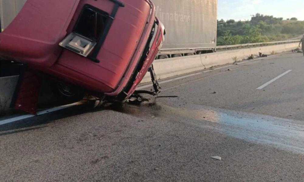 Αιτωλοακαρνανία: Τροχαίο με ανατροπή νταλίκας - Αναποδογυρισμένη η καμπίνα του οδηγού στην αντίθετη πλευρά του δρόμου